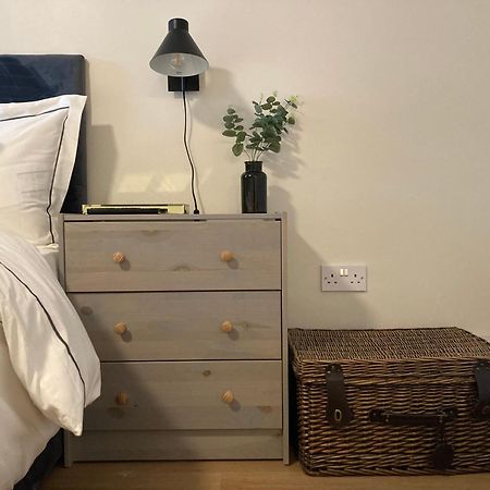 Smart 4K Tvs In All Bedrooms Double Vanity Sink Belfast Bagian luar foto