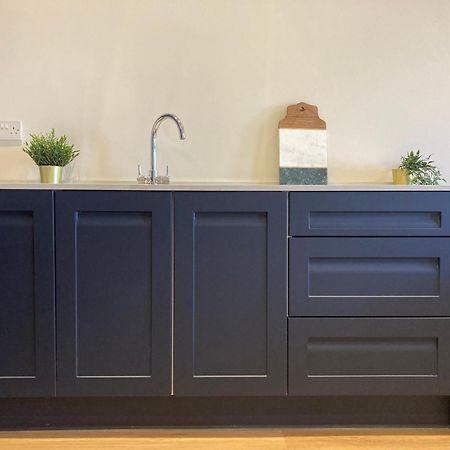 Smart 4K Tvs In All Bedrooms Double Vanity Sink Belfast Bagian luar foto