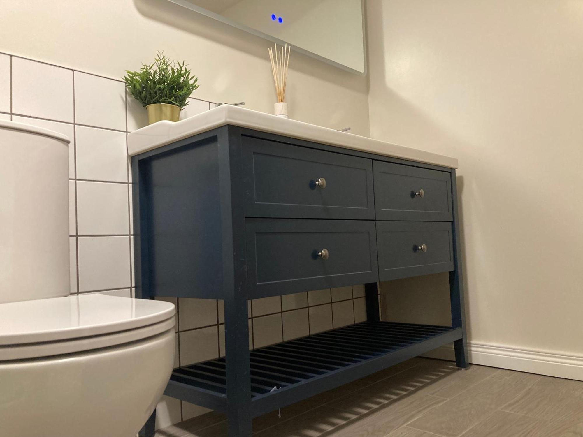 Smart 4K Tvs In All Bedrooms Double Vanity Sink Belfast Bagian luar foto
