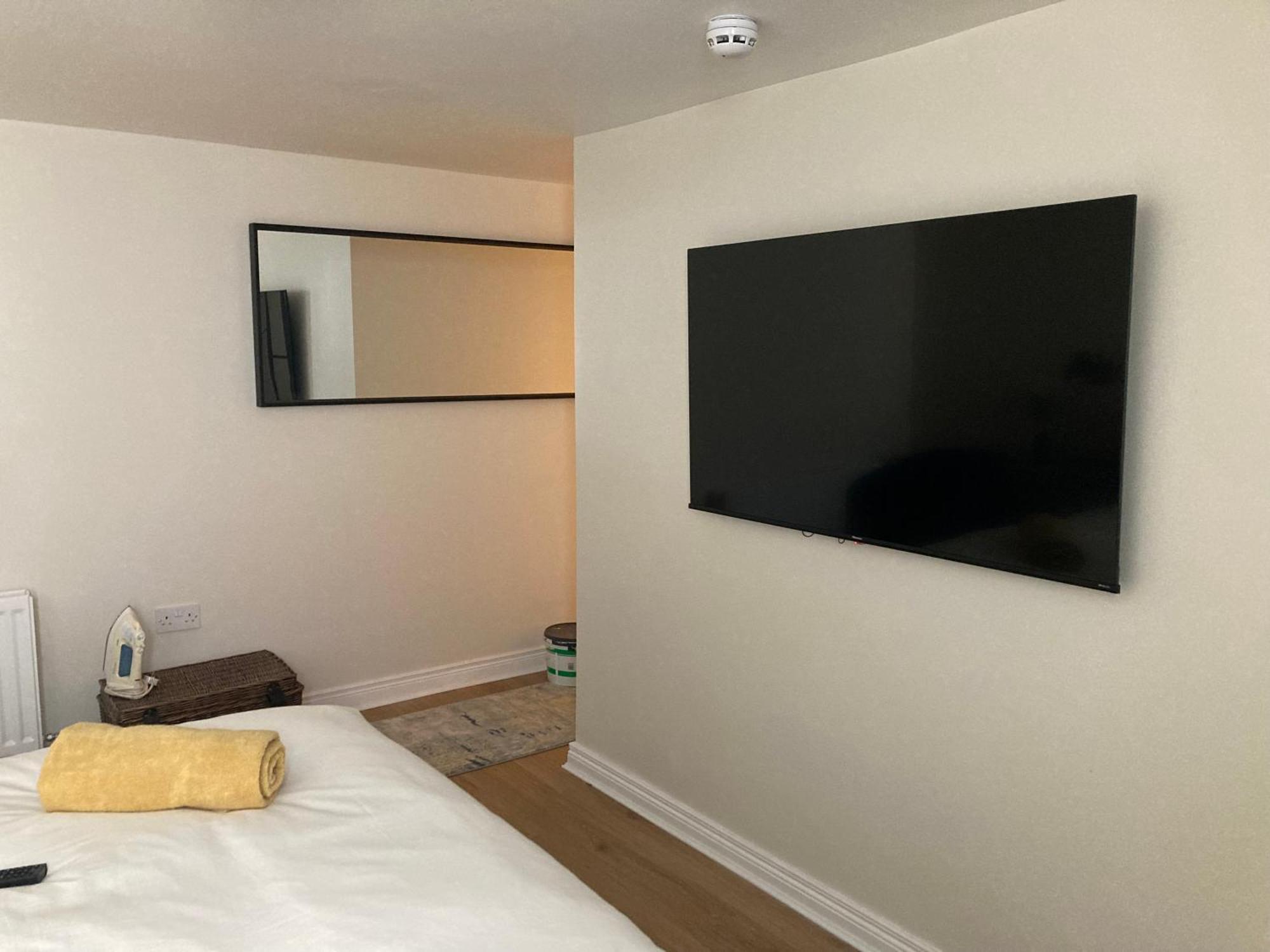 Smart 4K Tvs In All Bedrooms Double Vanity Sink Belfast Bagian luar foto