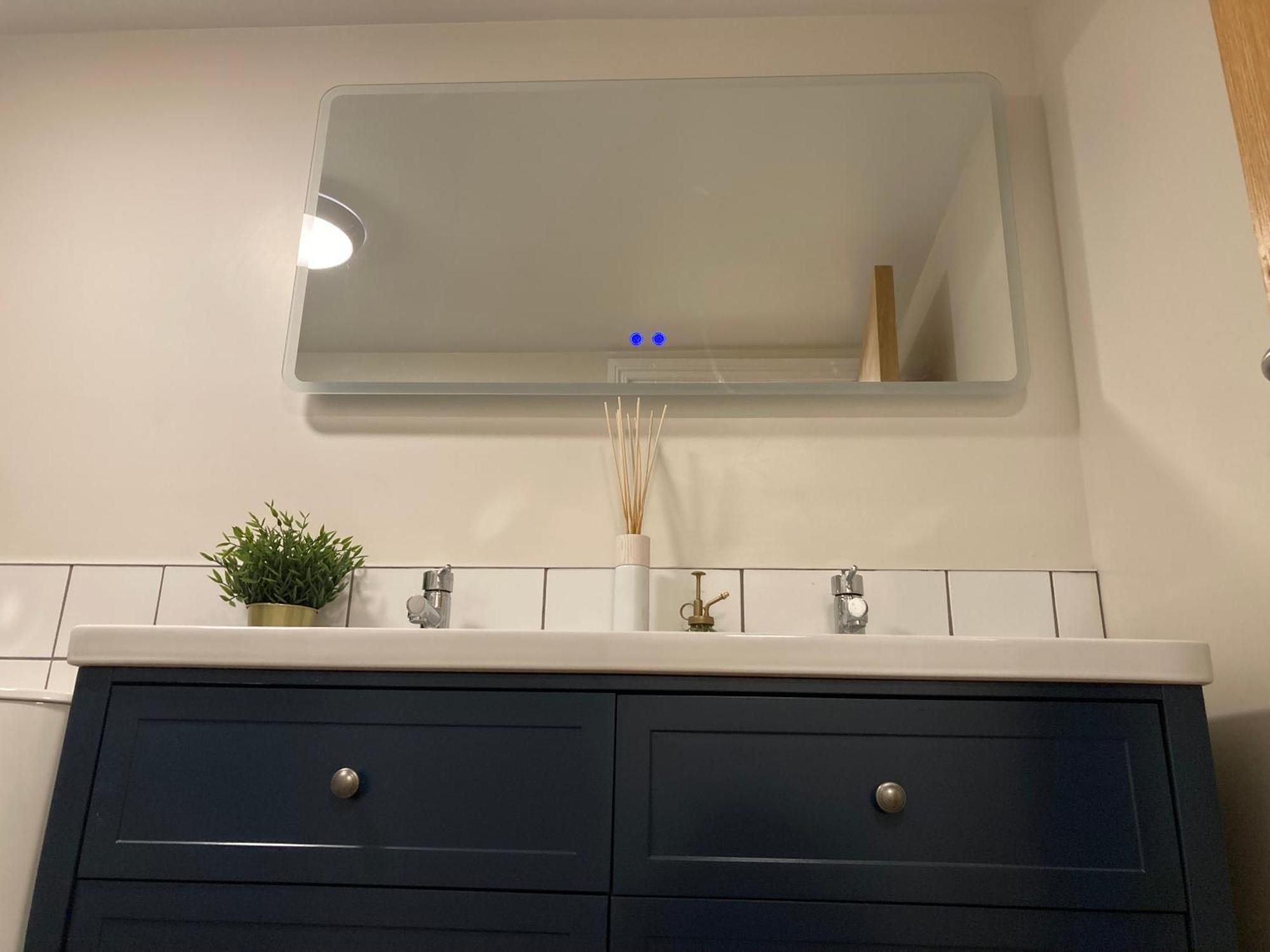 Smart 4K Tvs In All Bedrooms Double Vanity Sink Belfast Bagian luar foto