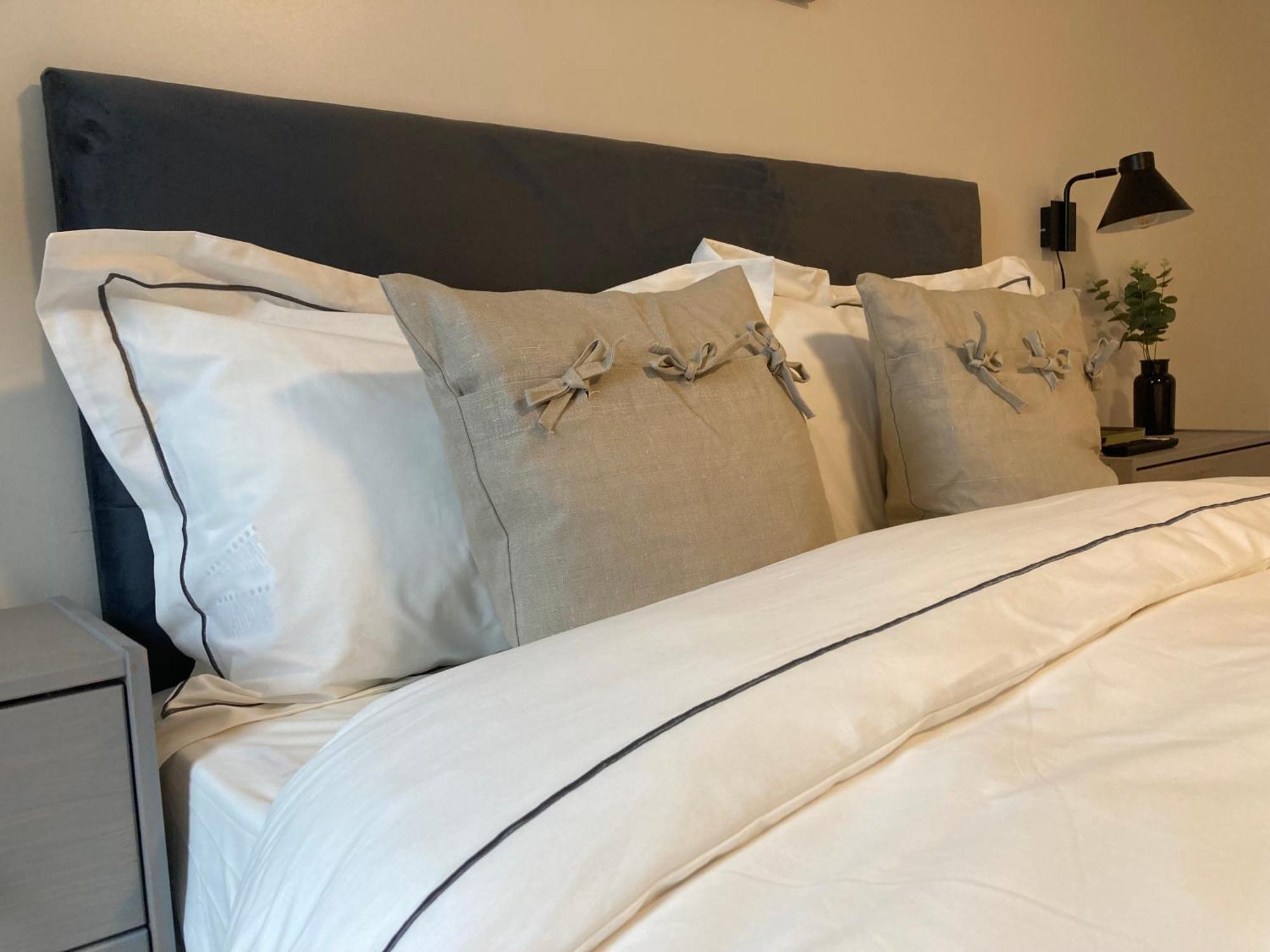 Smart 4K Tvs In All Bedrooms Double Vanity Sink Belfast Bagian luar foto