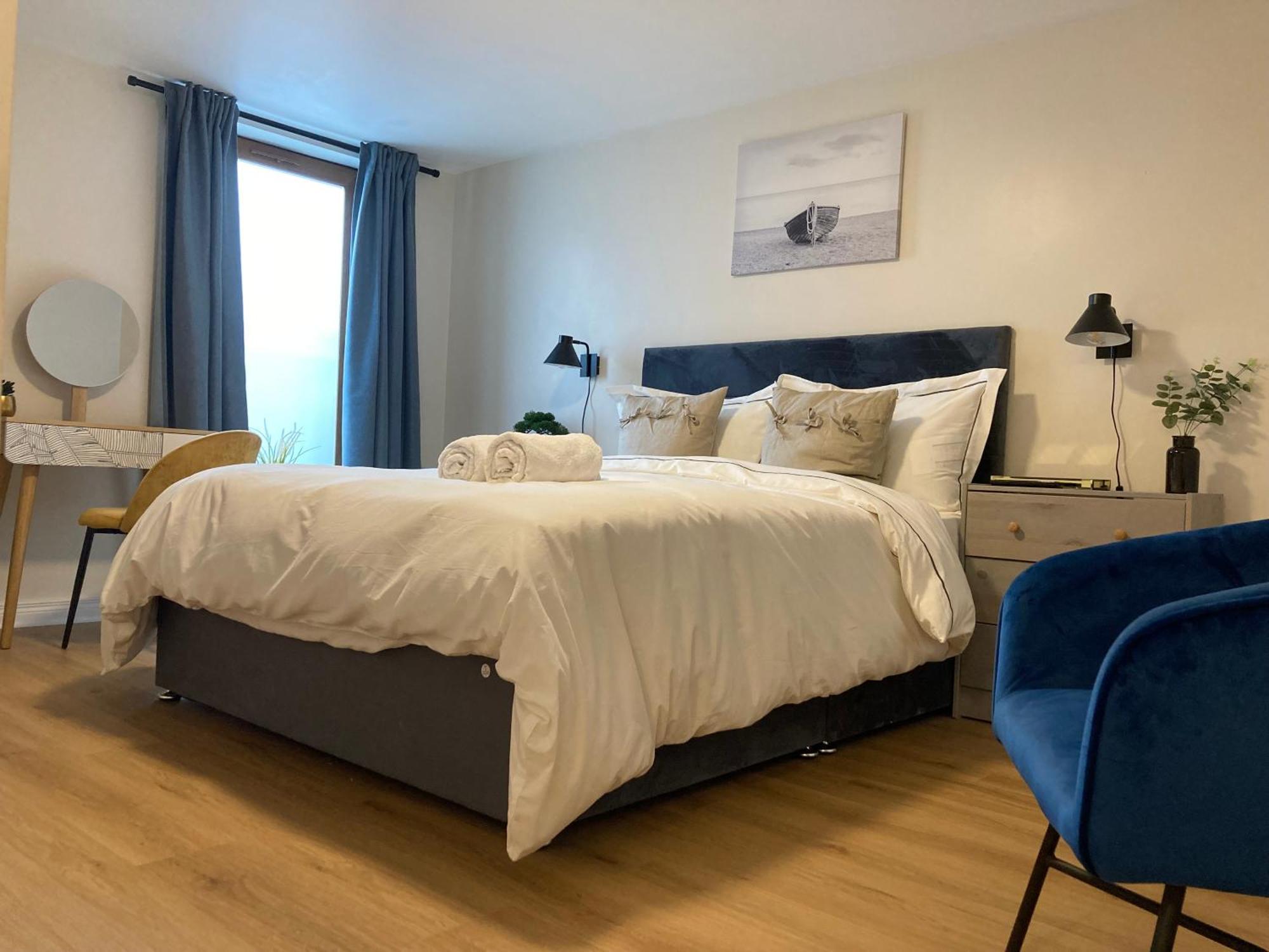 Smart 4K Tvs In All Bedrooms Double Vanity Sink Belfast Bagian luar foto