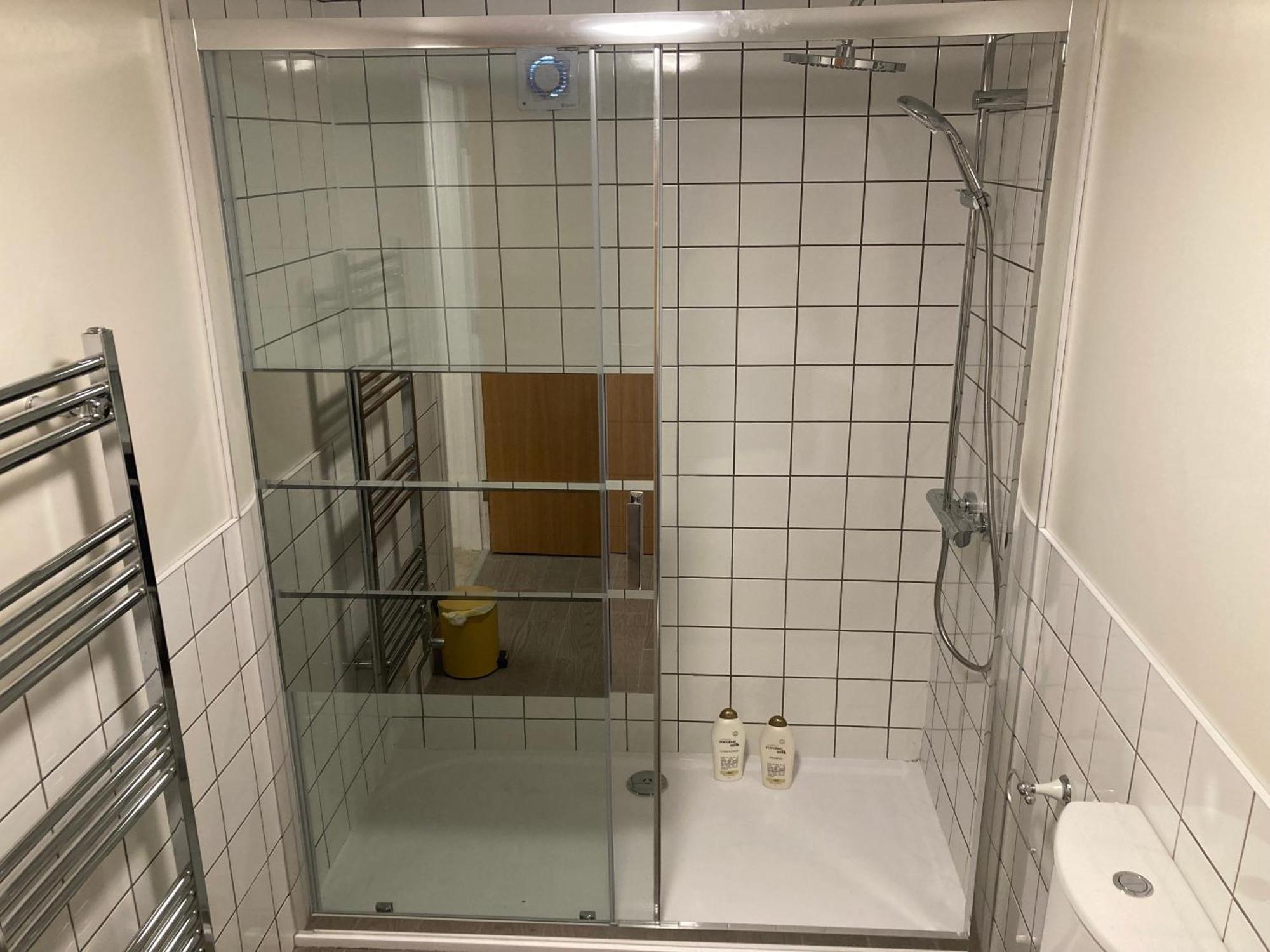 Smart 4K Tvs In All Bedrooms Double Vanity Sink Belfast Bagian luar foto
