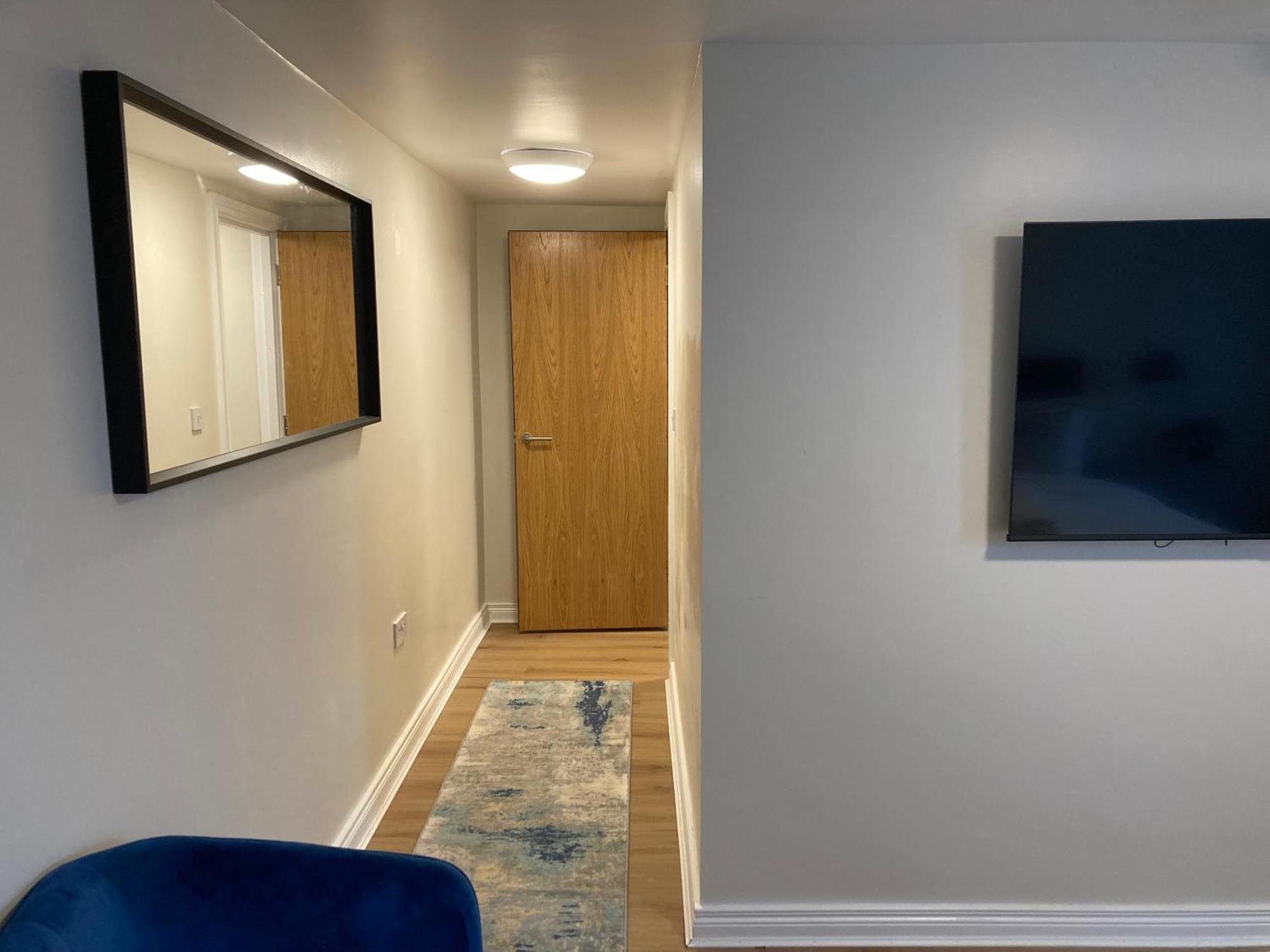 Smart 4K Tvs In All Bedrooms Double Vanity Sink Belfast Bagian luar foto