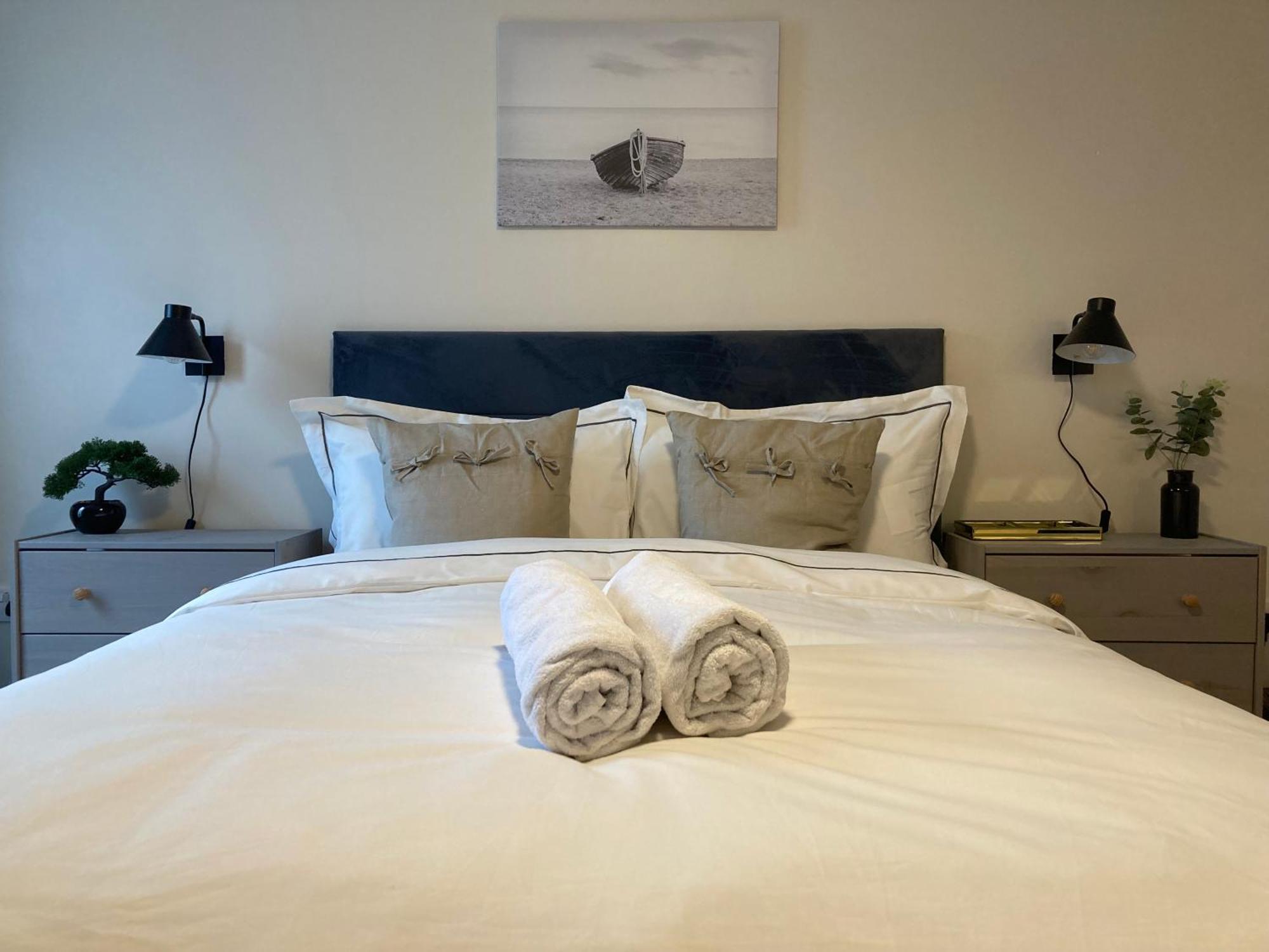 Smart 4K Tvs In All Bedrooms Double Vanity Sink Belfast Bagian luar foto