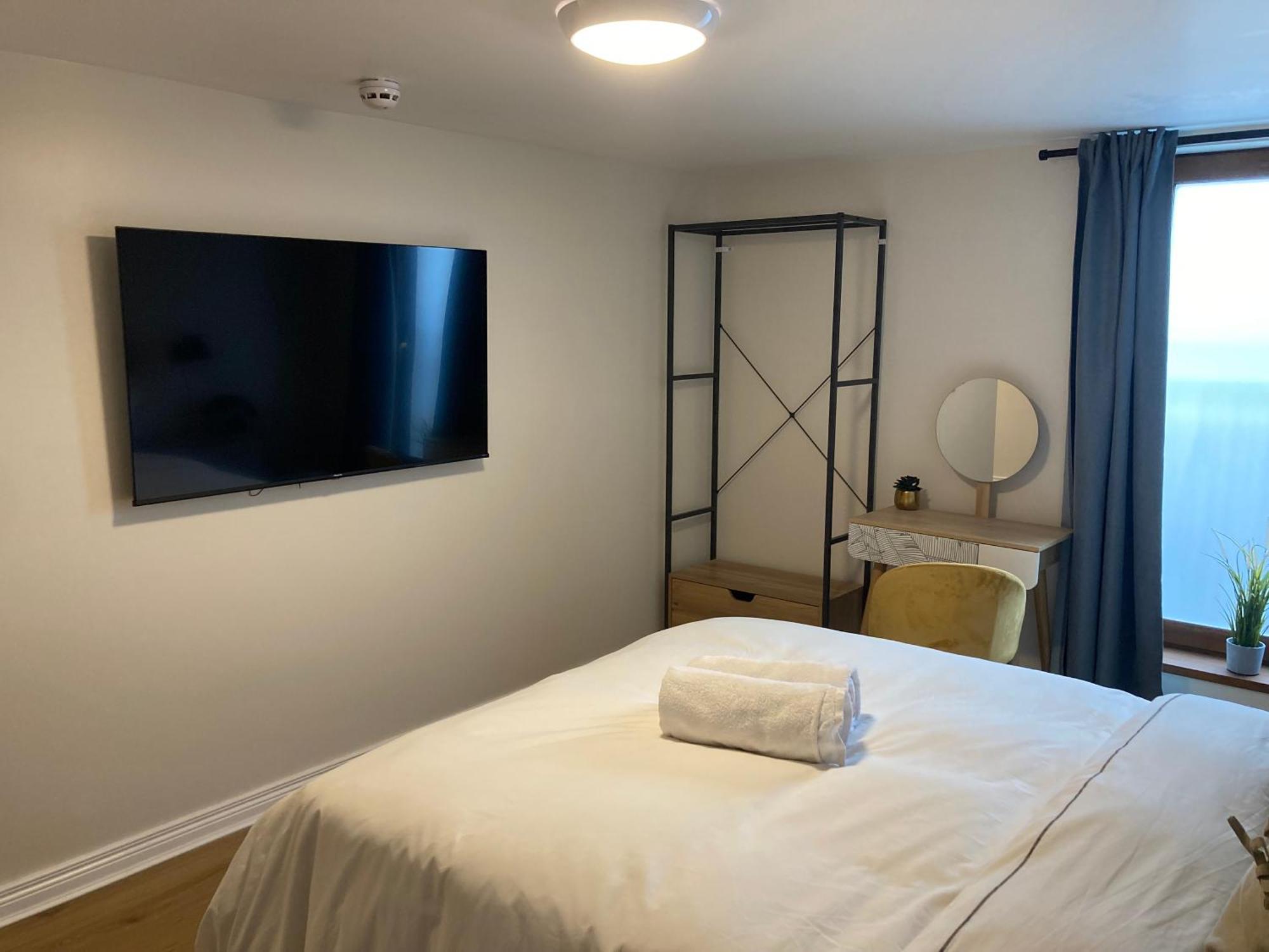 Smart 4K Tvs In All Bedrooms Double Vanity Sink Belfast Bagian luar foto