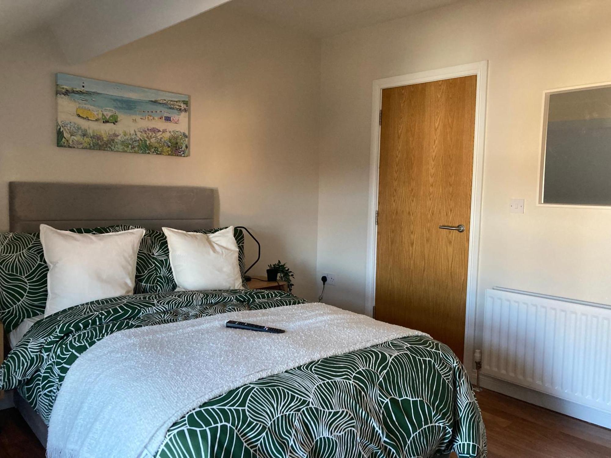 Smart 4K Tvs In All Bedrooms Double Vanity Sink Belfast Bagian luar foto