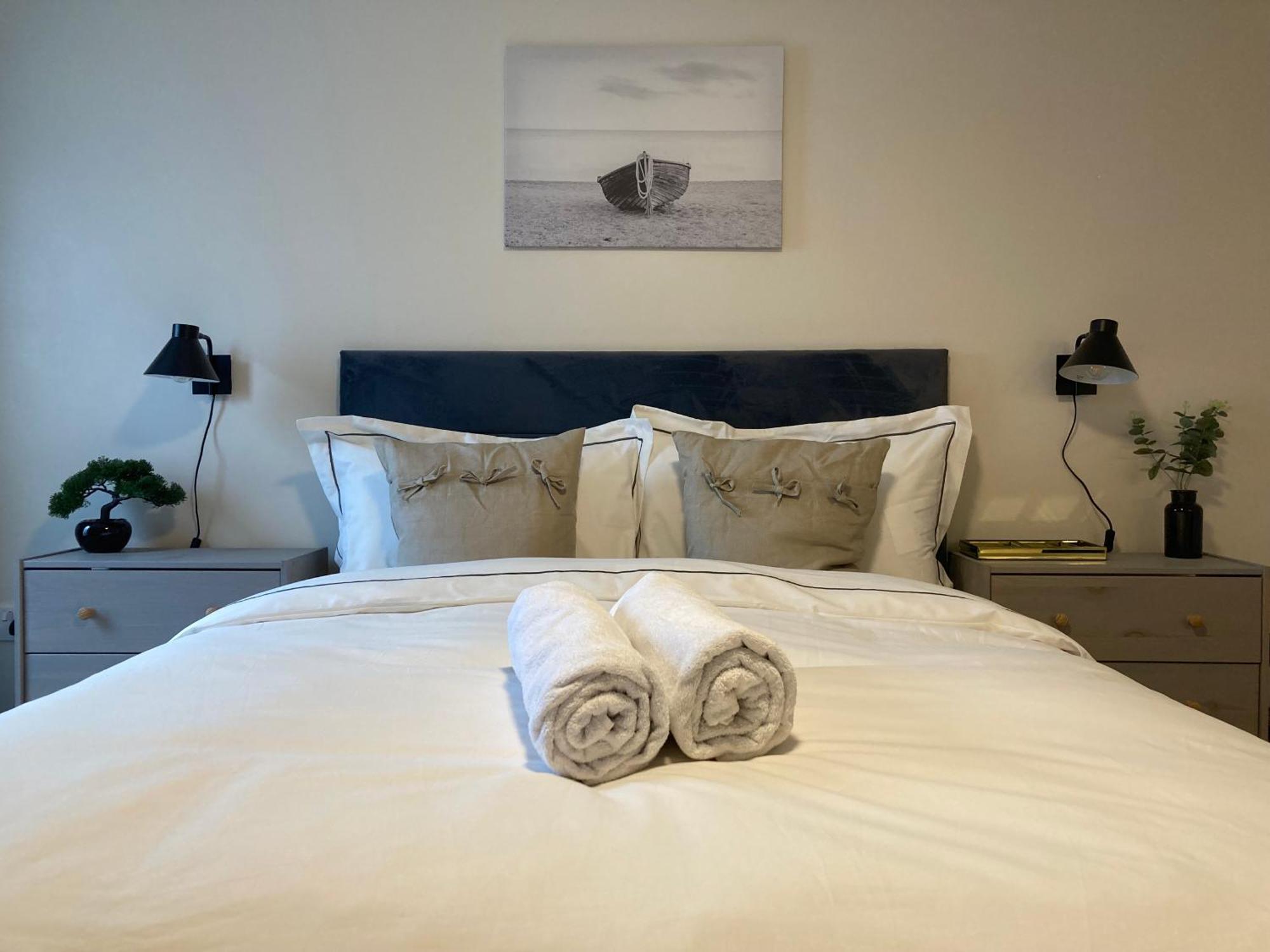 Smart 4K Tvs In All Bedrooms Double Vanity Sink Belfast Bagian luar foto