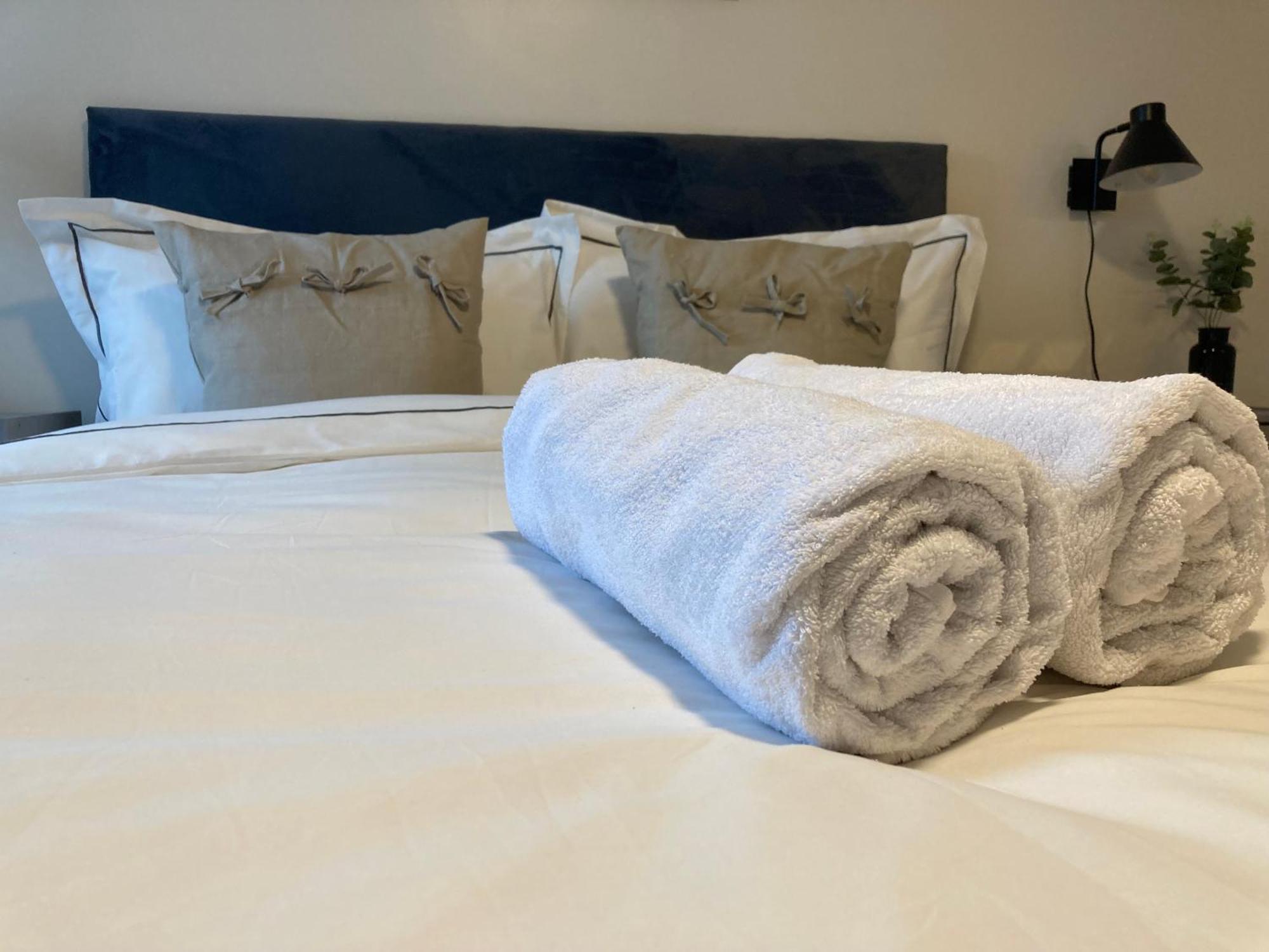 Smart 4K Tvs In All Bedrooms Double Vanity Sink Belfast Bagian luar foto